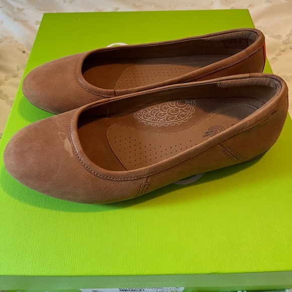 Clark’s Canebay Plain Tan Leather Flats - Picture 4 of 16